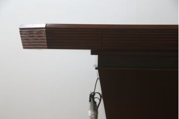中古　高級品!!　岩手県認定伝統工芸品　南部箪笥　重厚感のある佇まいでお部屋の主役におすすめ!!　欅(ケヤキ)材の大きな囲炉裏テーブルとサイドテーブルのセット(木製火鉢、ダイニングテーブル、食卓、4人掛け、6人掛け、エンドテーブル)(定価約150万円)(R-070915)