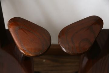 中古　高級品!!　岩手県認定伝統工芸品　南部箪笥　欅(ケヤキ)材　美術品のような佇まいが目を惹くスピンチェア2脚セット(回転椅子、板座チェア、アームチェア、ダイニングチェア、椅子、イス)(定価1脚約12万円)(R-070916)