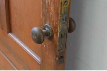 アンティーク建具　レトロな雰囲気漂う古い洋館のドア1枚(木製扉)(R-070950)