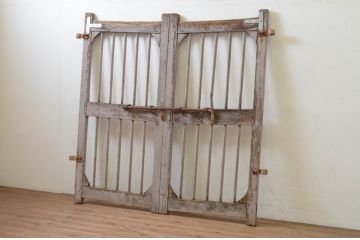 アンティーク建具　ペイント仕上げ限定　経年を感じさせる古い木味が魅力の門扉1対2枚セット(木製扉、フェンス、格子戸)(R-070951)
