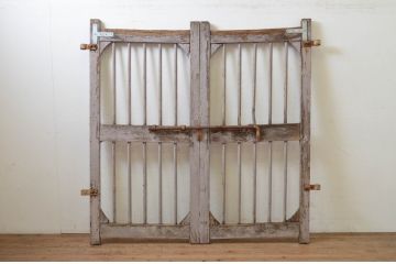 アンティーク建具　ペイント仕上げ限定　経年を感じさせる古い木味が魅力の門扉1対2枚セット(木製扉、フェンス、格子戸)(R-070951)