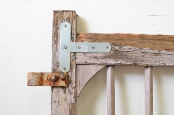 アンティーク建具　ペイント仕上げ限定　経年を感じさせる古い木味が魅力の門扉1対2枚セット(木製扉、フェンス、格子戸)(R-070951)