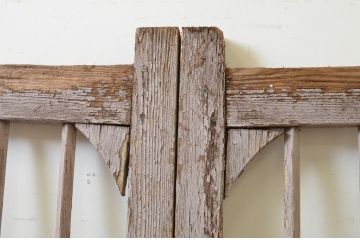 アンティーク建具　ペイント仕上げ限定　経年を感じさせる古い木味が魅力の門扉1対2枚セット(木製扉、フェンス、格子戸)(R-070951)