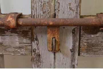 アンティーク建具　ペイント仕上げ限定　経年を感じさせる古い木味が魅力の門扉1対2枚セット(木製扉、フェンス、格子戸)(R-070951)