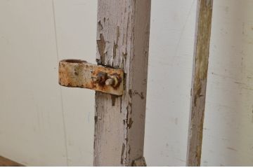 アンティーク建具　ペイント仕上げ限定　経年を感じさせる古い木味が魅力の門扉1対2枚セット(木製扉、フェンス、格子戸)(R-070951)