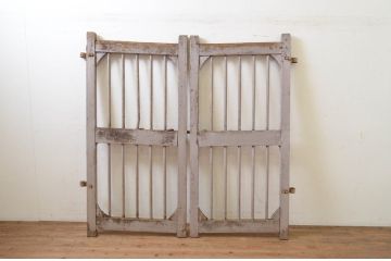 アンティーク建具　ペイント仕上げ限定　経年を感じさせる古い木味が魅力の門扉1対2枚セット(木製扉、フェンス、格子戸)(R-070951)