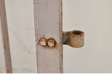 アンティーク建具　ペイント仕上げ限定　経年を感じさせる古い木味が魅力の門扉1対2枚セット(木製扉、フェンス、格子戸)(R-070951)