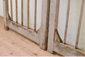 アンティーク建具　ペイント仕上げ限定　経年を感じさせる古い木味が魅力の門扉1対2枚セット(木製扉、フェンス、格子戸)(R-070951)