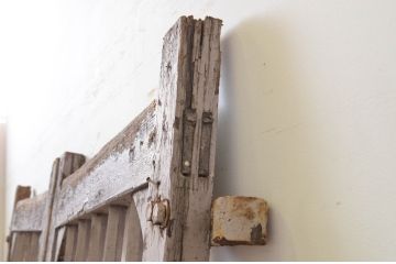 アンティーク建具　ペイント仕上げ限定　経年を感じさせる古い木味が魅力の門扉1対2枚セット(木製扉、フェンス、格子戸)(R-070951)