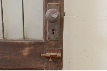 アンティーク建具　重厚感ある佇まいが目を惹く鉄格子入りガラスドア1枚(木製扉、玄関ドア)(R-070954)
