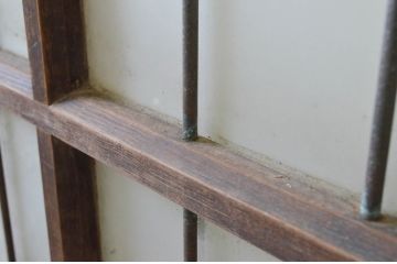 アンティーク建具　重厚感ある佇まいが目を惹く鉄格子入りガラスドア1枚(木製扉、玄関ドア)(R-070954)