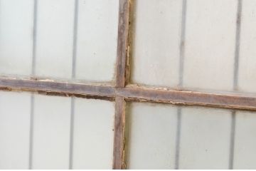 アンティーク建具　重厚感ある佇まいが目を惹く鉄格子入りガラスドア1枚(木製扉、玄関ドア)(R-070954)