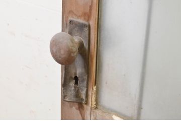 アンティーク建具　重厚感ある佇まいが目を惹く鉄格子入りガラスドア1枚(木製扉、玄関ドア)(R-070954)