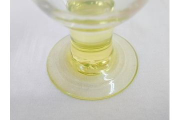 明治〜大正期　当時物　棗型(なつめ形)　可愛らしい色合いがおしゃれな雰囲気溢れる三色氷コップ(ウランガラス、グラス、和ガラス、乳白ぼかし)(R-070957)