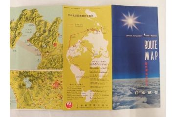 昭和レトロ　日本航空　国内　国際線　航空路図　パンフレット　航空券などのセット(東京、札幌、大阪、福岡、CV-880M、ジェットアロー、JAPAN AIR LINES、JAL、案内、チケット、旅客機、古地図、マップ、ROUTE MAP、運賃時刻表)(R-070962)