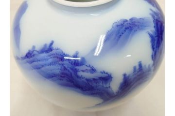 戦前　オールド香蘭社　染付　山水　賢人　一つ一つ丁寧に描かれた意匠が美しい!職人のこだわりを感じる花入(風景図、花器、花瓶、飾り壷)(R-070963)