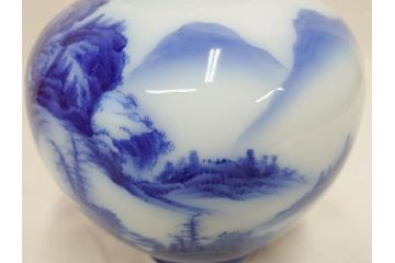 戦前　オールド香蘭社　染付　山水　賢人　一つ一つ丁寧に描かれた意匠が美しい!職人のこだわりを感じる花入(風景図、花器、花瓶、飾り壷)(R-070963)
