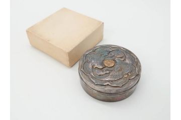 銀製　菊紋　鴛鴦図　迫力あるデザインながらも上品な雰囲気溢れるボンボニエール(香盒形、香合形、菓子入れ、菓子器、金平糖入れ、ボンボン、小物入れ、天皇家、皇室、箱付き)(R-070973)