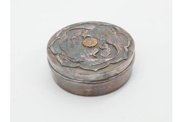 銀製　菊紋　鴛鴦図　迫力あるデザインながらも上品な雰囲気溢れるボンボニエール(香盒形、香合形、菓子入れ、菓子器、金平糖入れ、ボンボン、小物入れ、天皇家、皇室、箱付き)(R-070973)