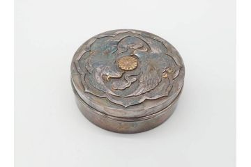 銀製　菊紋　鴛鴦図　迫力あるデザインながらも上品な雰囲気溢れるボンボニエール(香盒形、香合形、菓子入れ、菓子器、金平糖入れ、ボンボン、小物入れ、天皇家、皇室、箱付き)(R-070973)