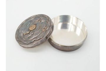 銀製　菊紋　鴛鴦図　迫力あるデザインながらも上品な雰囲気溢れるボンボニエール(香盒形、香合形、菓子入れ、菓子器、金平糖入れ、ボンボン、小物入れ、天皇家、皇室、箱付き)(R-070973)