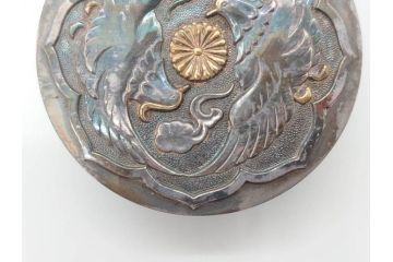 銀製　菊紋　鴛鴦図　迫力あるデザインながらも上品な雰囲気溢れるボンボニエール(香盒形、香合形、菓子入れ、菓子器、金平糖入れ、ボンボン、小物入れ、天皇家、皇室、箱付き)(R-070973)