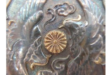 銀製　菊紋　鴛鴦図　迫力あるデザインながらも上品な雰囲気溢れるボンボニエール(香盒形、香合形、菓子入れ、菓子器、金平糖入れ、ボンボン、小物入れ、天皇家、皇室、箱付き)(R-070973)