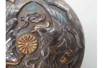 銀製　菊紋　鴛鴦図　迫力あるデザインながらも上品な雰囲気溢れるボンボニエール(香盒形、香合形、菓子入れ、菓子器、金平糖入れ、ボンボン、小物入れ、天皇家、皇室、箱付き)(R-070973)