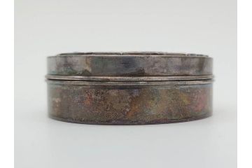 銀製　菊紋　鴛鴦図　迫力あるデザインながらも上品な雰囲気溢れるボンボニエール(香盒形、香合形、菓子入れ、菓子器、金平糖入れ、ボンボン、小物入れ、天皇家、皇室、箱付き)(R-070973)