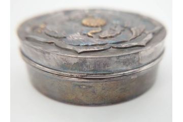 銀製　菊紋　鴛鴦図　迫力あるデザインながらも上品な雰囲気溢れるボンボニエール(香盒形、香合形、菓子入れ、菓子器、金平糖入れ、ボンボン、小物入れ、天皇家、皇室、箱付き)(R-070973)
