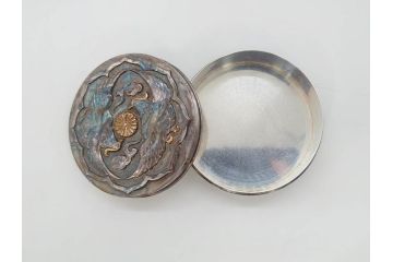 銀製　菊紋　鴛鴦図　迫力あるデザインながらも上品な雰囲気溢れるボンボニエール(香盒形、香合形、菓子入れ、菓子器、金平糖入れ、ボンボン、小物入れ、天皇家、皇室、箱付き)(R-070973)