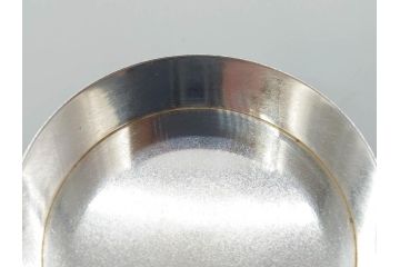 銀製　菊紋　鴛鴦図　迫力あるデザインながらも上品な雰囲気溢れるボンボニエール(香盒形、香合形、菓子入れ、菓子器、金平糖入れ、ボンボン、小物入れ、天皇家、皇室、箱付き)(R-070973)