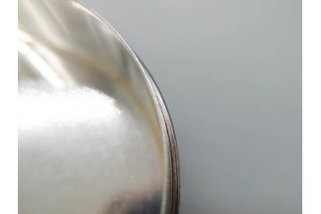 銀製　菊紋　鴛鴦図　迫力あるデザインながらも上品な雰囲気溢れるボンボニエール(香盒形、香合形、菓子入れ、菓子器、金平糖入れ、ボンボン、小物入れ、天皇家、皇室、箱付き)(R-070973)