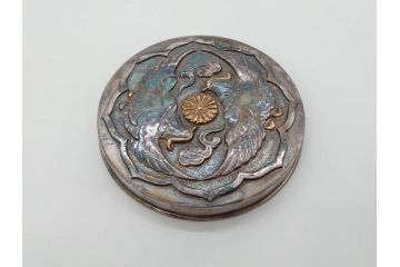 銀製　菊紋　鴛鴦図　迫力あるデザインながらも上品な雰囲気溢れるボンボニエール(香盒形、香合形、菓子入れ、菓子器、金平糖入れ、ボンボン、小物入れ、天皇家、皇室、箱付き)(R-070973)