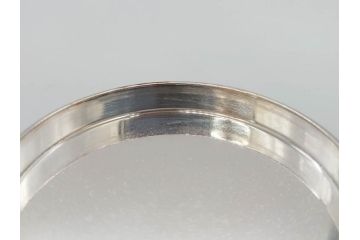銀製　菊紋　鴛鴦図　迫力あるデザインながらも上品な雰囲気溢れるボンボニエール(香盒形、香合形、菓子入れ、菓子器、金平糖入れ、ボンボン、小物入れ、天皇家、皇室、箱付き)(R-070973)