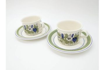 1978年〜1979年　ARABIA FINLAND　Krokus(クロッカス)　大胆に描かれた花たちが存在感を放つカップ&ソーサー2客セット(ヴィンテージ、ビンテージ、アラビア、フィンランド、北欧食器、C&S、グリーン・ブルーライン)(R-070642)