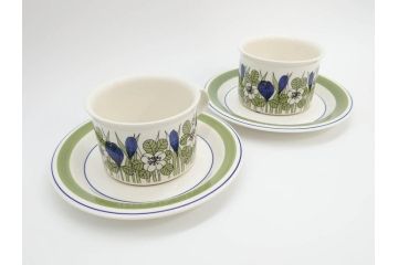 1978年〜1979年　ARABIA FINLAND　Krokus(クロッカス)　大胆に描かれた花たちが存在感を放つカップ&ソーサー2客セット(ヴィンテージ、ビンテージ、アラビア、フィンランド、北欧食器、C&S、グリーン・ブルーライン)(R-070642)