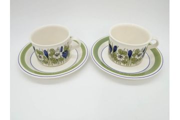 1978年〜1979年　ARABIA FINLAND　Krokus(クロッカス)　大胆に描かれた花たちが存在感を放つカップ&ソーサー2客セット(ヴィンテージ、ビンテージ、アラビア、フィンランド、北欧食器、C&S、グリーン・ブルーライン)(R-070642)