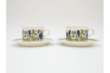 1978年〜1979年　ARABIA FINLAND　Krokus(クロッカス)　大胆に描かれた花たちが存在感を放つカップ&ソーサー2客セット(ヴィンテージ、ビンテージ、アラビア、フィンランド、北欧食器、C&S、グリーン・ブルーライン)(R-070642)