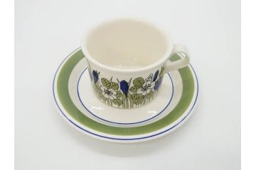 1978年〜1979年　ARABIA FINLAND　Krokus(クロッカス)　大胆に描かれた花たちが存在感を放つカップ&ソーサー2客セット(ヴィンテージ、ビンテージ、アラビア、フィンランド、北欧食器、C&S、グリーン・ブルーライン)(R-070642)