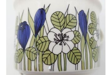 1978年〜1979年　ARABIA FINLAND　Krokus(クロッカス)　大胆に描かれた花たちが存在感を放つカップ&ソーサー2客セット(ヴィンテージ、ビンテージ、アラビア、フィンランド、北欧食器、C&S、グリーン・ブルーライン)(R-070642)