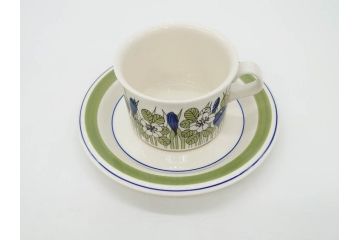 1978年〜1979年　ARABIA FINLAND　Krokus(クロッカス)　大胆に描かれた花たちが存在感を放つカップ&ソーサー2客セット(ヴィンテージ、ビンテージ、アラビア、フィンランド、北欧食器、C&S、グリーン・ブルーライン)(R-070642)