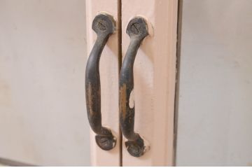 アンティーク建具　ペイント仕上げ限定　タモ材　レトロな空間づくりにおすすめの両開き窓1対2枚セット(ガラス窓、ガラス戸、ガラス扉)(R-070998)