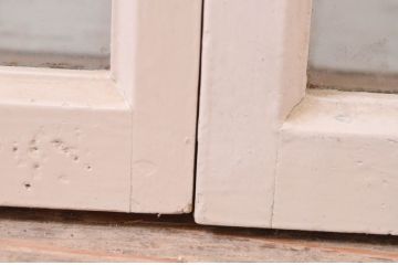 アンティーク建具　ペイント仕上げ限定　タモ材　レトロな空間づくりにおすすめの両開き窓1対2枚セット(ガラス窓、ガラス戸、ガラス扉)(R-070999)