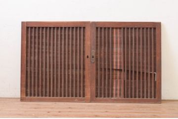 アンティーク建具　欅(ケヤキ)材枠　和の空間を演出する縦桟板戸窓2枚セット(引き戸、格子戸)(R-071002)