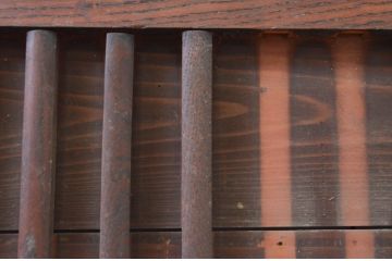 アンティーク建具　欅(ケヤキ)材枠　和の空間を演出する縦桟板戸窓2枚セット(引き戸、格子戸)(R-071002)