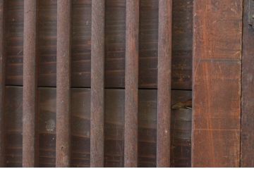 アンティーク建具　欅(ケヤキ)材枠　和の空間を演出する縦桟板戸窓2枚セット(引き戸、格子戸)(R-071002)