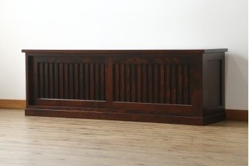 中古　美品　カバ材　落ち着いた色味が美しいモダンな縦桟引き戸の民芸テレビ台(ローボード、テレビボード、サイドボード、サイドキャビネット、収納棚)(R-071039)