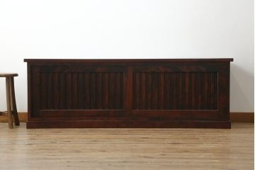 中古　美品　カバ材　落ち着いた色味が美しいモダンな縦桟引き戸の民芸テレビ台(ローボード、テレビボード、サイドボード、サイドキャビネット、収納棚)(R-071039)