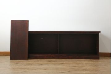 中古　美品　カバ材　落ち着いた色味が美しいモダンな縦桟引き戸の民芸テレビ台(ローボード、テレビボード、サイドボード、サイドキャビネット、収納棚)(R-071039)